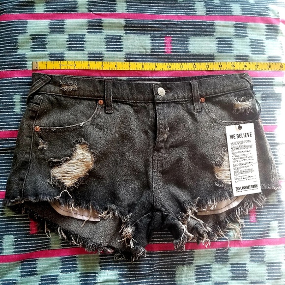 THE LAUNDRY ROOM | Black Distressed Shortie | NWT - Picture 4 of 4